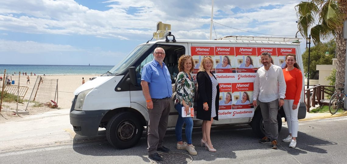 torrevieja-ciudadanos-playa-naufragos-mayo-2019