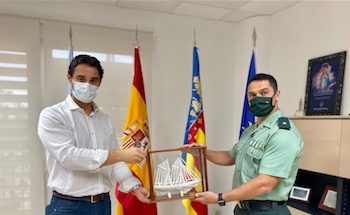 El Comandante Jefe de la Guardia Civil en Torrevieja, se despide del alcalde