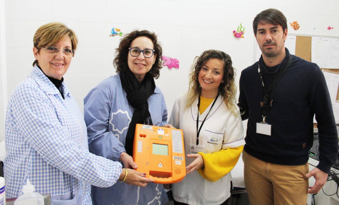 Cuando escuchamos enfermería escolar, solemos pensar en una enfermera de un colegio que solo puede atender traumatismos leves y heridas. Nada más lejos de la realidad. La enfermera escolar cuida, cura, apoya, arropa, refuerza, enseña y acompaña. El Departamento de Salud de Torrevieja lo sabe, por ello apuesta por integrar esta figura habilitando una consulta de enfermería para la atención inmediata y seguimiento de los niños en el Centro de Atención al Discapacitado ALPE de Torrevieja. La enfermera escolar es, la figura socio-sanitaria que mantiene el enlace entre los diferentes profesionales sanitarios que se encargan de ayudar a mantener el bienestar físico, mental y social de los niños y adolescentes. Pero también de los profesores y familias. Es una más del personal docente. Mª José Martínez, enfermera escolar del departamento, ha desarrollado unos talleres de reanimación cardiopulmonar y primeros auxilios para profesores con el objetivo de que el personal docente tenga unas pautas claras para actuar en un primer momento ante una situación de emergencia. Además, la consulta de atención inmediata del centro escolar ha diseñado también talleres sobre alimentación, higiene personal y primeros auxilios para los alumnos. La enfermera escolar de Torrevieja Salud no sólo realiza tareas de formación sino que actualiza el calendario vacunal de los alumnos en época estival, lleva el control de las pautas de medicación, de alimentación, aspiración de secreciones o seguimiento bucodental. Por otro lado, conscientes de la importancia de crear espacios cardiosaludables, el Departamento de Salud de Torrevieja ha proporcionado al centro escolar un desfibrilador semiautomático DESA. El Desfibrilador Externo Semiautomático (DESA) es un aparato electrónico portátil que trata la parada cardiorrespiratoria cuando es debida a la fibrilación ventricular. El DESA está pensado para ser utilizado por personal no sanitario, siendo éste formado previamente, de tal forma que siguiendo sus instrucciones, se colocan los electrodos en el paciente, y el aparato, tras determinar el tipo de ritmo cardíaco, aconseja a los asistentes separarse para emitir la descarga eléctrica, o bien, recomienda realizar compresiones torácicas. Estos dispositivos se encuentran ubicados en lugares de alta concentración de personas, tales como aeropuertos, estaciones de tren y autobús, estadios de fútbol, grandes superficies comerciales, etc. ya que es en estos espacios, fuera del ámbito sanitario donde se producen alrededor de las 30000 paradas al año, alrededor de las 100 al día, y es donde pueden evitarse las mayores situaciones luctuosas posibles gracias al uso de desfibriladores y junto a la adecuada formación de las personas que lo utilicen.