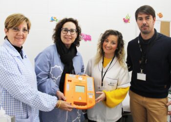 Cuando escuchamos enfermería escolar, solemos pensar en una enfermera de un colegio que solo puede atender traumatismos leves y heridas. Nada más lejos de la realidad. La enfermera escolar cuida, cura, apoya, arropa, refuerza, enseña y acompaña. El Departamento de Salud de Torrevieja lo sabe, por ello apuesta por integrar esta figura habilitando una consulta de enfermería para la atención inmediata y seguimiento de los niños en el Centro de Atención al Discapacitado ALPE de Torrevieja. La enfermera escolar es, la figura socio-sanitaria que mantiene el enlace entre los diferentes profesionales sanitarios que se encargan de ayudar a mantener el bienestar físico, mental y social de los niños y adolescentes. Pero también de los profesores y familias. Es una más del personal docente. Mª José Martínez, enfermera escolar del departamento, ha desarrollado unos talleres de reanimación cardiopulmonar y primeros auxilios para profesores con el objetivo de que el personal docente tenga unas pautas claras para actuar en un primer momento ante una situación de emergencia. Además, la consulta de atención inmediata del centro escolar ha diseñado también talleres sobre alimentación, higiene personal y primeros auxilios para los alumnos. La enfermera escolar de Torrevieja Salud no sólo realiza tareas de formación sino que actualiza el calendario vacunal de los alumnos en época estival, lleva el control de las pautas de medicación, de alimentación, aspiración de secreciones o seguimiento bucodental. Por otro lado, conscientes de la importancia de crear espacios cardiosaludables, el Departamento de Salud de Torrevieja ha proporcionado al centro escolar un desfibrilador semiautomático DESA. El Desfibrilador Externo Semiautomático (DESA) es un aparato electrónico portátil que trata la parada cardiorrespiratoria cuando es debida a la fibrilación ventricular. El DESA está pensado para ser utilizado por personal no sanitario, siendo éste formado previamente, de tal forma que siguiendo sus instrucciones, se colocan los electrodos en el paciente, y el aparato, tras determinar el tipo de ritmo cardíaco, aconseja a los asistentes separarse para emitir la descarga eléctrica, o bien, recomienda realizar compresiones torácicas. Estos dispositivos se encuentran ubicados en lugares de alta concentración de personas, tales como aeropuertos, estaciones de tren y autobús, estadios de fútbol, grandes superficies comerciales, etc. ya que es en estos espacios, fuera del ámbito sanitario donde se producen alrededor de las 30000 paradas al año, alrededor de las 100 al día, y es donde pueden evitarse las mayores situaciones luctuosas posibles gracias al uso de desfibriladores y junto a la adecuada formación de las personas que lo utilicen.