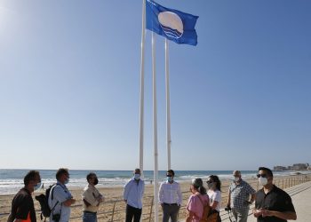 Torrevieja recupera la bandera azul de la playa de La Mata