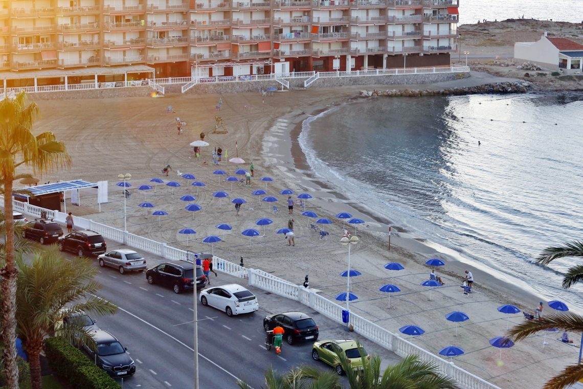 Amanecer a la sombra en la playa de Los Locos