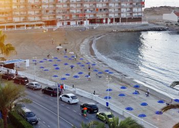 Amanecer a la sombra en la playa de Los Locos