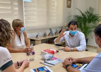 El director del Mundial de Balonmano femenino 2020, Jaume Fort, visita Torrevieja