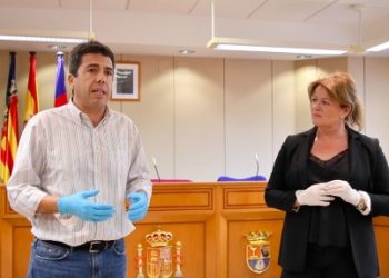 vega-baja-albatera-mascarillas-ninos-visita-carlos-mazon-abril-2020