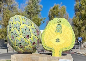 ‘Alcasiles’ el monumento a la alcachofa de Dolores