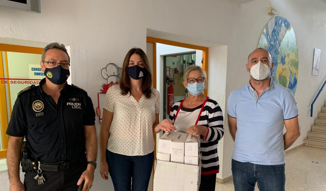 Se reparten las mascarillas en los centros educativos de Pilar de la Horadada