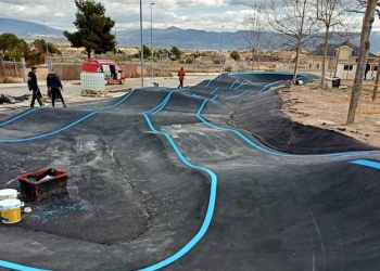 Castalla construye un circuito deportivo de ‘Pump track’ dirigido a todo tipo de usuarios