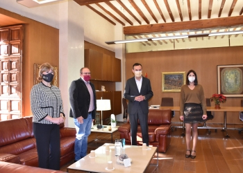 Elche intensificará la colaboración con la Asociación Española Contra el Cáncer para impulsar la investigación