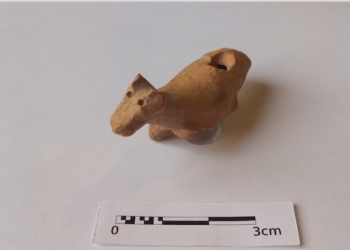 Una pareja halla un silbato de época andalusí en la rambla de Puça y lo dona al Museo