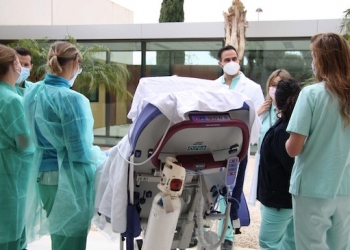 Acompañan a un paciente de la UCI de Torrevieja en un paseo al aire libre