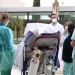 Acompañan a un paciente de la UCI de Torrevieja en un paseo al aire libre