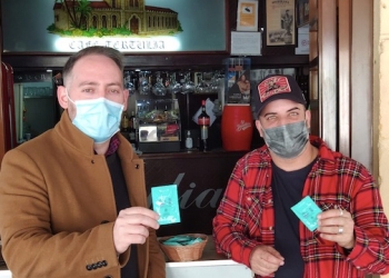 Crevillent reparte cien mil sobres de hidrogel para la reapertura de la hostelería