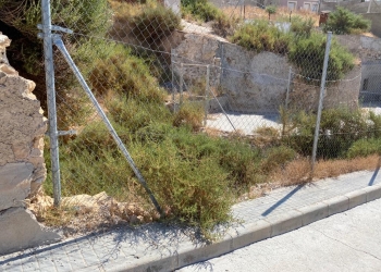 El Ayuntamiento insta a los propietarios la limpieza de los solares en estado de abandono