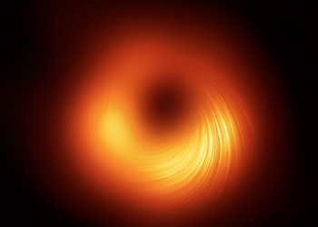 Observados los campos magnéticos en el borde del agujero negro de la galaxia M87