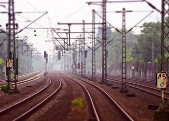 Un nuevo sensor de fibra óptica monitoriza vías de tren y tuberías de agua y gas con gran resolución