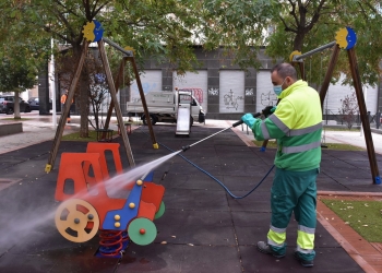 Elche comienza reabrir los juegos infantiles tras su limpieza