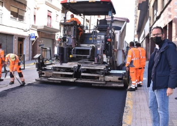 El Plan de Asfaltado del Ayuntamiento para mejorar la seguridad vial llega al centro del casco urbano