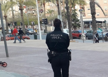 La Policía detiene a un hombre por insultar y amenazar a una mujer mientras paseaba