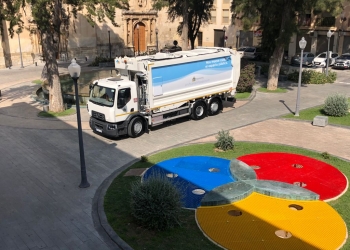 Orihuela presenta un nuevo camión de última generación, para la recogida de residuos