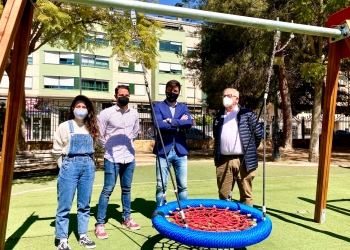 Rotartact dona un juego adaptado para los parques infantiles de Orihuela