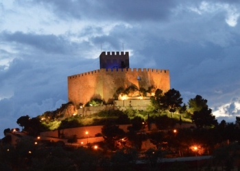Petrer se “conecta con la naturaleza” apagando las luces del castillo-fortaleza