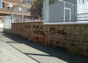 El Ayuntamiento lleva a cabo la limpieza de varios grafitis por actos vandálicos en edificios municipales