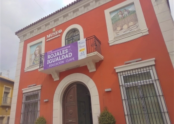 Rojales abre los actos del 8-M con la creación de un mural en homenaje a la mujer