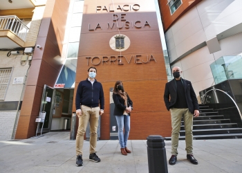 El alcalde visita el Palacio de la Música tras finalizar los trabajos de reparación de su fachada