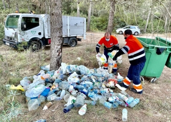 Se limpian vertidos de envases de aceite robados de los contenedores