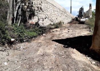 El Ayuntamiento de Alcoy limpia los vertederos de residuos en las dos vertientes del río