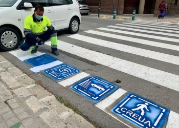 El ayuntamiento de Alcoy pinta pictogramas en los pasos de peatones para personas con trastorno del espectro autista
