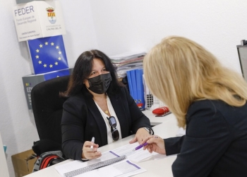 «T’Ajudem pone al día a niños que se habían quedado descolgados por la brecha digital»