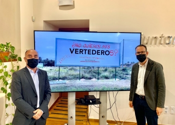 Elche anuncia un falso vertedero en una valla publicitaria para concienciar sobre el reciclaje