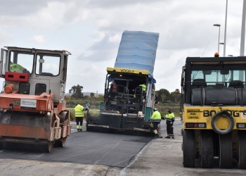El Plan de Asfaltado llega al Camino Viejo de Alicante para mejorar la seguridad