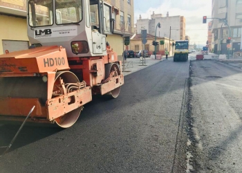 Los trabajos de asfaltado se suman a los de renovación de aceras en Torrellano
