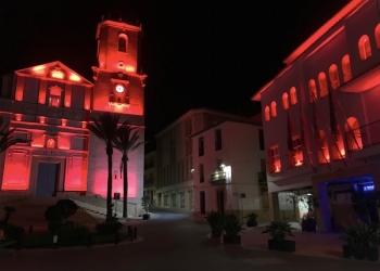 El “Día Mundial del Párkinson” tiñe de rojo La Nucía esta semana
