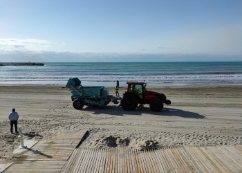 Orihuela intensifica la limpieza en las playas y paseos marítimos