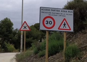 La Policía Local mejora la señalización de tráfico del camino de Aigua Rius a petición vecinal