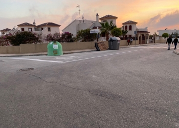 La Policía de San Fulgencio multa al dueño de una empresa por abandonar enseres en la vía pública