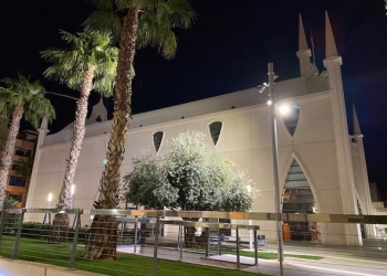 El Ayuntamiento de Torrevieja refuerza el alumbrado público de la Plaza de Oriente