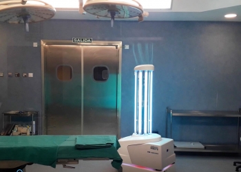 El Hospital de Torrevieja incorpora un robot con luz ultravioleta para desinfectar en 10 minutos