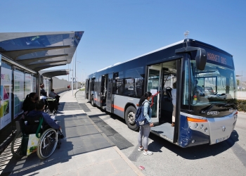 Creada una nueva parada de autobús a la entrada del mercadillo semanal de Torrevieja