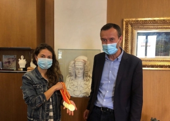 El alcalde recibe a Isabel Sánchez-Arán, ganadora en el campeonato de España de ‘APNEA indoor’