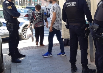 La Policía de Elche detiene a un hombre por lesionar al responsable de un estanco tras intentar robar