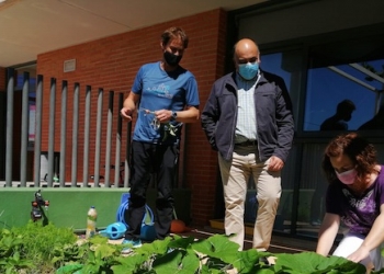 El concejal de Agricultura visita el huerto escolar del CEIP ‘Virgen de Monserrate’ de Torremendo