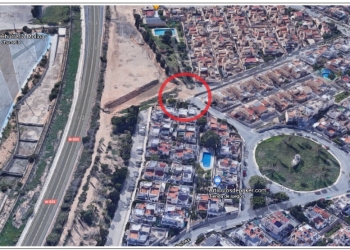 Obras de construcción de una pasarela accesible en la urbanización Doña Inés en Torrevieja