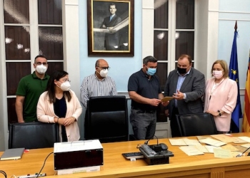 La familia Jiménez de Cisneros entrega al Ayuntamiento documentos y material del valioso legado científico del paleontólogo