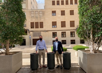 El Ayuntamiento comienza la instalación de nuevas papeleras con motivos ilicitanos