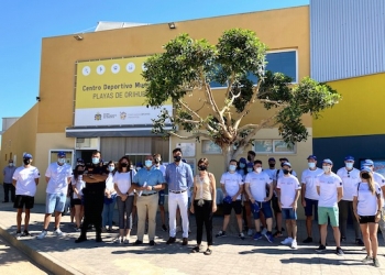 Jóvenes desempleados del municipio realizan labores de información y apoyo en las playas de Orihuela